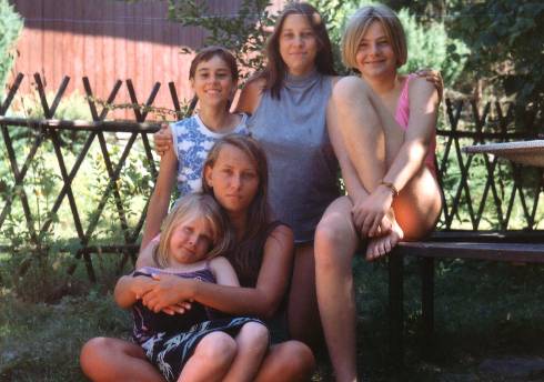 foto č. 014 - Zprava doleva: Irča, Lenka, Radka s malou Caris a Eva
