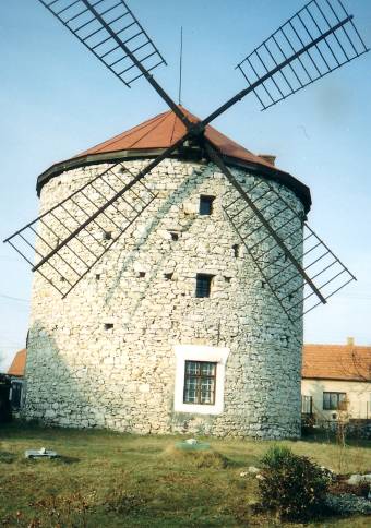 foto č. 009 - Větrný mlýn jak vystřižený z holandské krajiny. Ostrov u Macochy.
