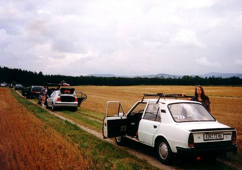 foto č. 007 - Kvůli mrakům jsme jeli zpět do nížiny - polní cesta u města Steyr
