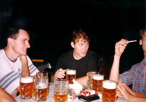 foto č. 002 - Grínpísák Tomáš horlivě diskutuje nad sklenkou piva
