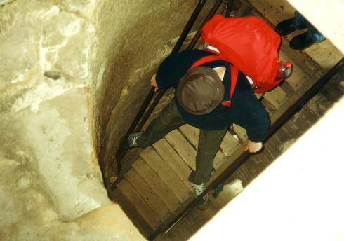 foto č. 008 - David sjíždí schody. Tyhle středověký eskalátory maj svý kouzlo.
