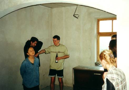 foto č. 027 - A tohle je už v rozestavěném Davidově baráku ve Velkém Oseku. Exkurze s flaškou piva.

