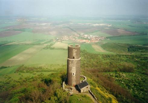 foto č. 005 - Pohled z horní věže na východní část hradu
