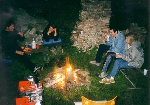foto č. 009 - Tomáš, Radka, David a Markéta při poslechu Radima Uzla. Čarodějnické ohně v okolí pomalu dohořívaly.
