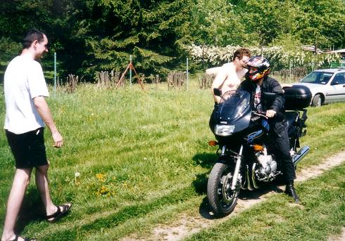foto č. 007 - Po půlhodinové navigaci po telefonu trefil Dáda na motorce z kiosku na pláž.
