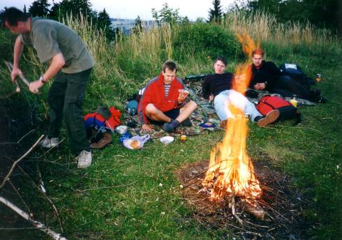 foto č. 012 - David se zodpovědně stará o oheň, zatímco si ostatní válej šunky při západu slunce.
