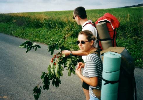 foto č. 022 - Markéta a David uzobávaj třešně cestou do Svojšína.
