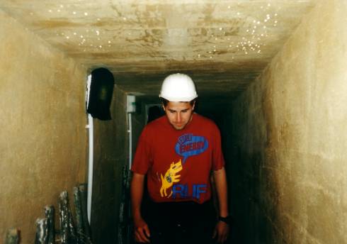 foto č. 029 - Michal při vstupu do plzeňského podzemí.
