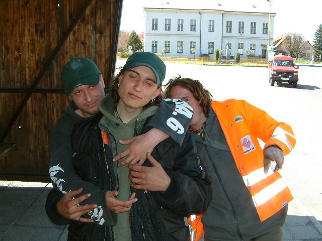 foto č. 023 - Skupinka anarchistů před hospodou v Podhradní Lhotě.
