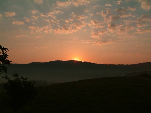 foto č. 004 - Kousek dál na kopečku těsně před východem slunce.
