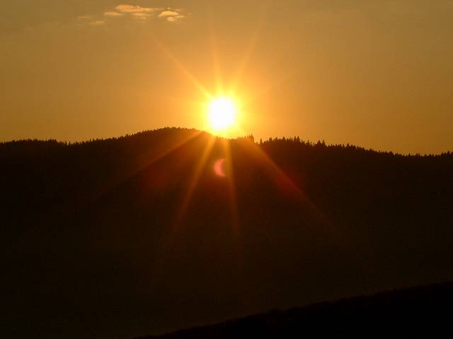 foto č. 005 - Slunce vyšlo spolu s měsícem. Průběh zatmění je vidět v odrazu pod sluncem.
