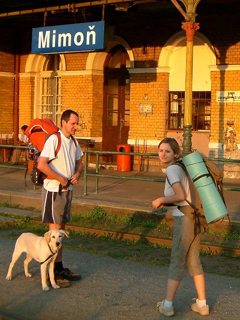 foto č. 002 - Maxova první cesta vlakem skončila zde v Mimoni. Radost z opuštění vlaku se proměnila v hromádku mezi pražci.
