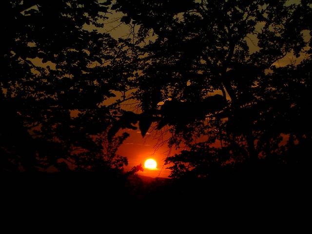 foto č. 036 - Západ slunce zbarvený do červena je zárukou pro jasnou noc.
