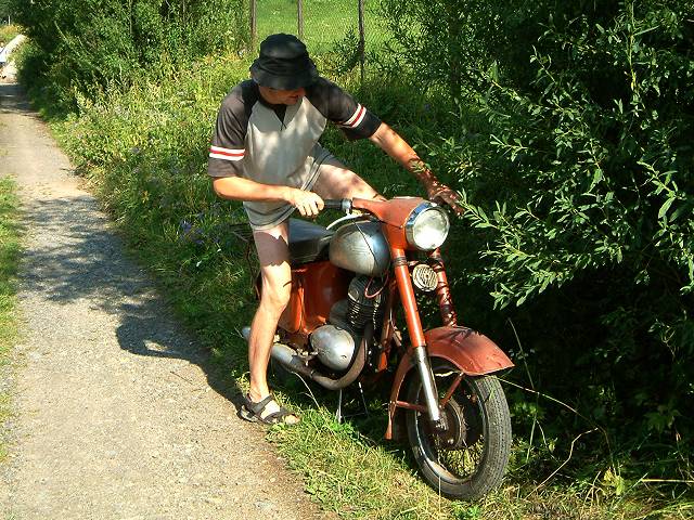 foto č. 015 - David našel motorku.
