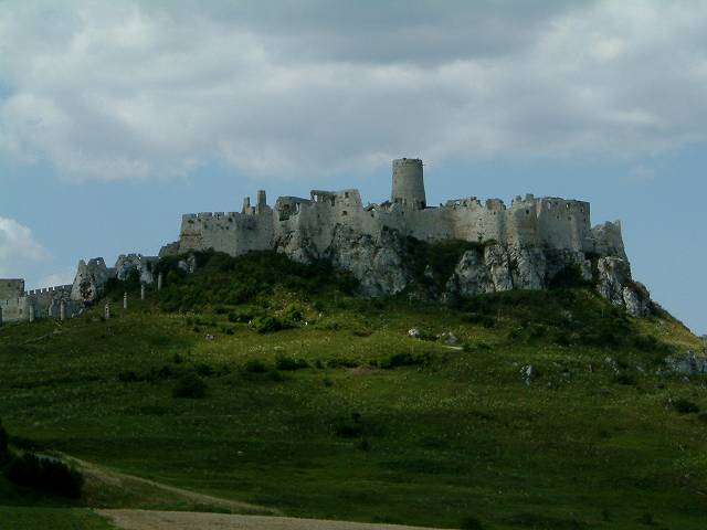 foto č. 033 - Takový krásný hrad se musí vyfotit i za cenu zablokování silnice.
