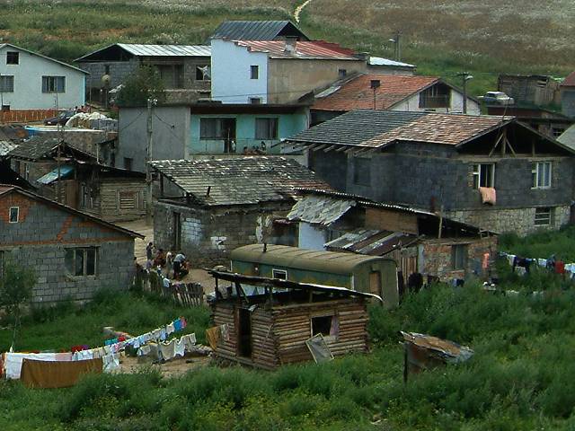 foto č. 043 - Bystrany - jedna z neblaze proslulých cikánských vesnic. Neradno zde zůstávati.
