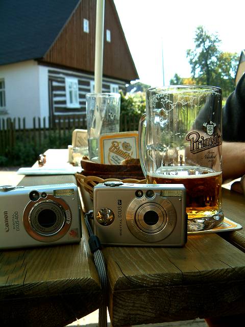 foto č. 022 - Dva Ixusy, pivo a roubenka.
