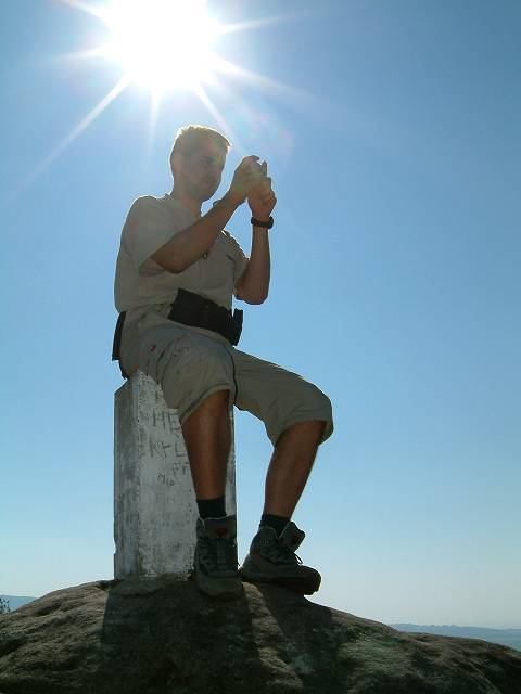 foto č. 048 - Michal se usídlil na nejvyšším bodě. Dál bylo už jen slunce.
