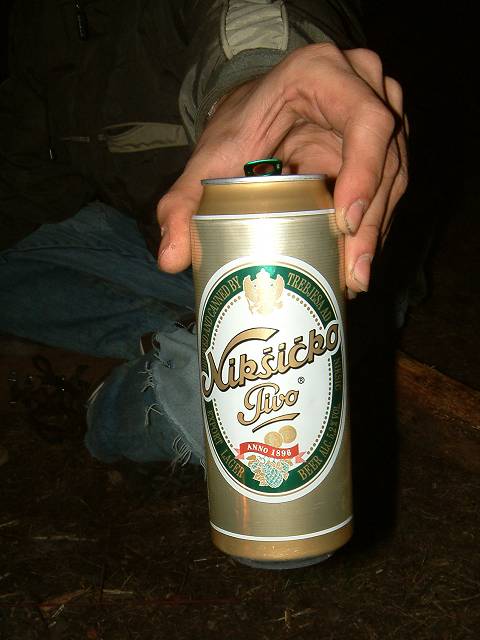 foto č. 033 - Nasává z plechovky srbského piva.
