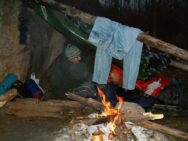 foto č. 035 - Dáda si zahřívá kalhoty.
