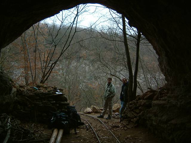 foto č. 041 - Tahle dobře skrytá jeskyně by poskytla  přístřeší i větší skupině lidí.
