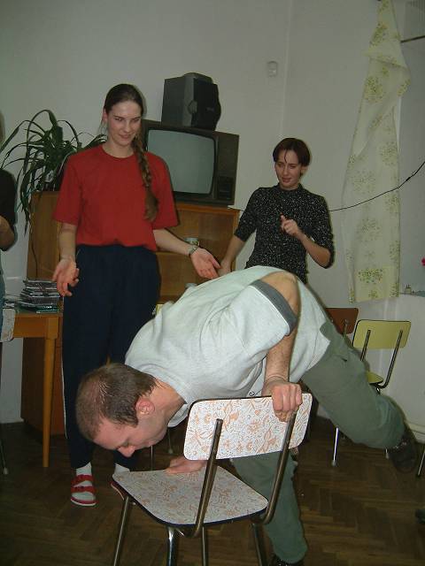 foto č. 008 - Pivem posilněný Nicolas Cage předvádí salto přes židli.
