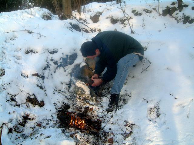 foto č. 040 -  Soutěž o to, kdo dokáže v nejkratším čase rozdělat oheň bez pomocí papíru. Vyhrál Martin s časem 40 vteřin.
