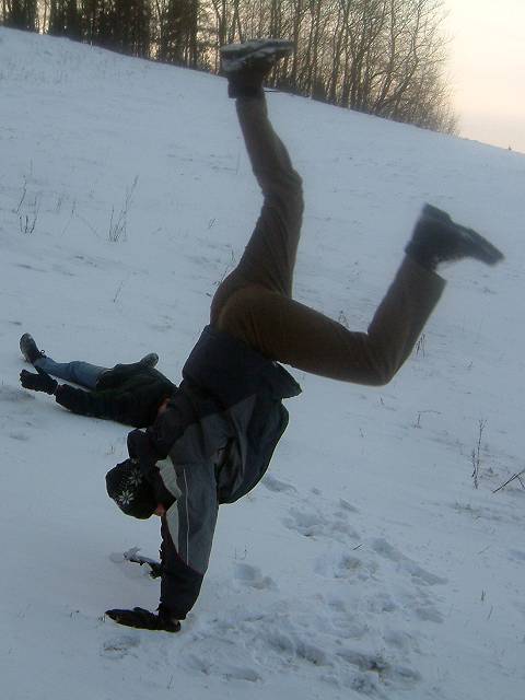 foto č. 041 -  Tomášovo salto do sněhu.
