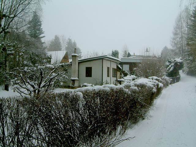 foto č. 001 - Zasněžená chata na Seči.
