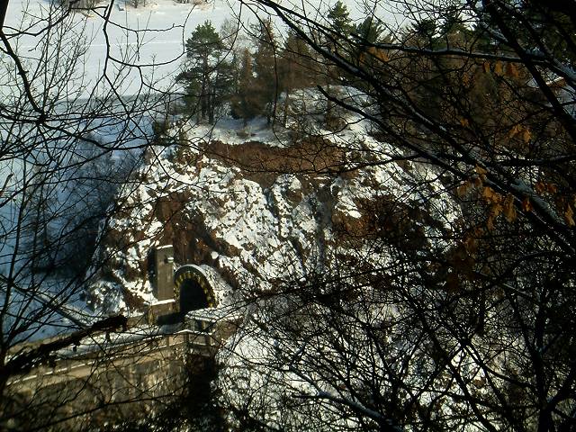 foto č. 006 - Hráz s tunelem, nad kterým jsou pozůstatky hradu Vildštejn.
