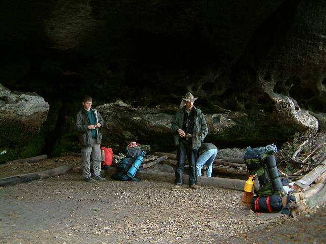 foto č. 020 - Jeskyně Tisícový kámen nám na chvilku poskytla  útočiště před prasečím počasím.
