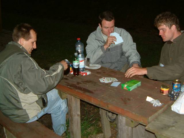 foto č. 028 - Před spaním ještě pár karetních soubojů.
