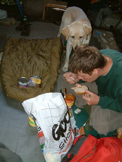 foto č. 021 - Tomáš snídá a když si nedá pozor,  Max bude taky snídat.
