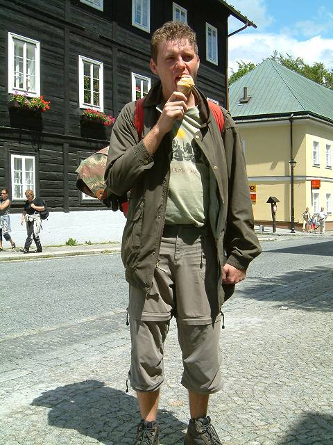 foto č. 030 - Tomáš s mrkvovou zmrzlinou.
