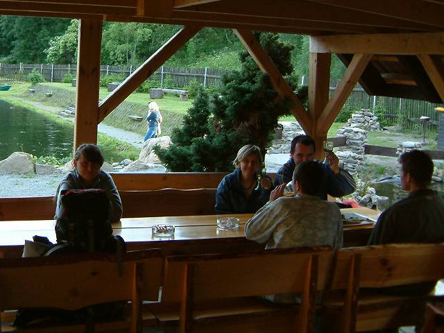 foto č. 033 - Na večeři v Rybářské baště za Vrbnem.  Tomáš a Martin si s půjčeným prutem ulovili vlastního pstruha.
