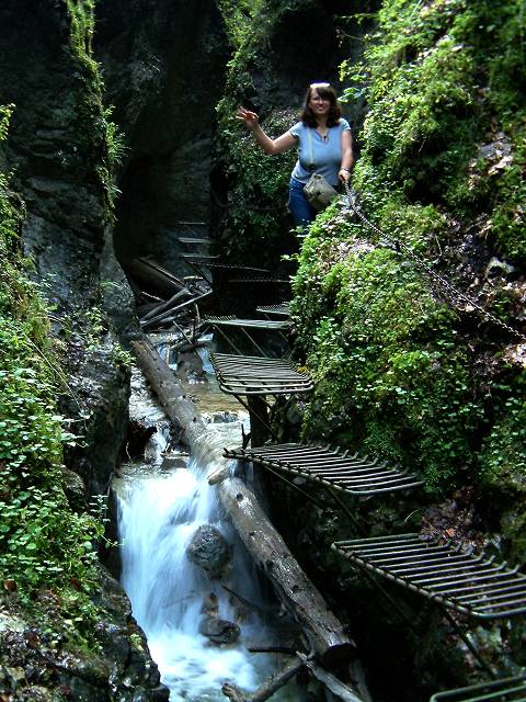 foto č. 045 - Radka v hluboké soutěsce vedoucí  od Obrovského vodopádu na Kyseľ.

