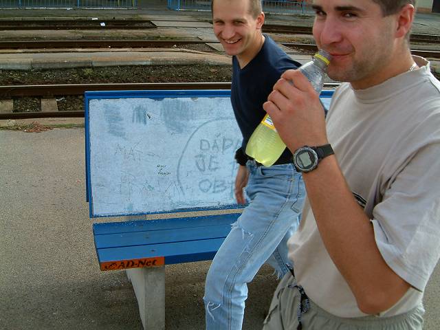 foto č. 001 - Kyjov nádraží. Na lavičku někdo napsal o Dádovi nepěkné věci.V.I.P. verze - login a heslo je Dádovo příjmení
