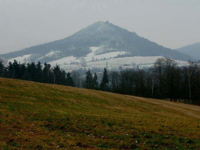 foto č. 006 - Zámecký vrch nad Českou Kamenicí. Je tam zřícenina hradu a dřevěná rozhledna.
