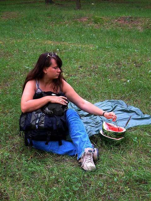 foto č. 016 - Radka dlabe melouna v parku v Ledči.
