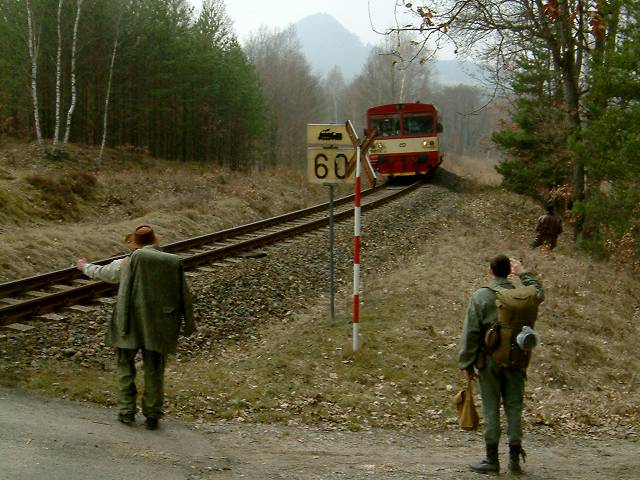 foto č. 024 - Kody stopuje vlak, který nám  před chvilinkou ujel ze Stvolínek.
