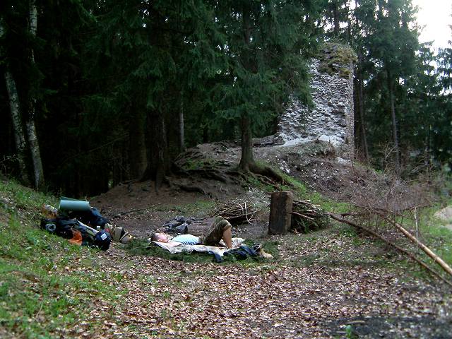 foto č. 004 - Vůbec nejméně k vidění nabízí zřícenina hradu Aueršperk. Přesto díky kouzlu a poloze tohoto místa  jsme se rozhodli tu přespat.
