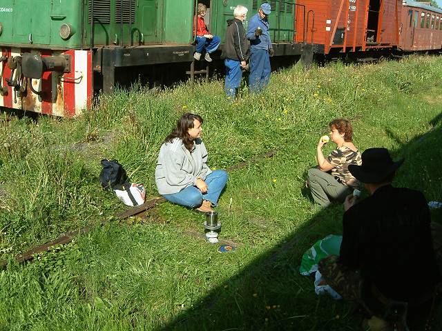 foto č. 006 - Cpeme si žaludky mezi místními fanoušky železnice,  kteří připravujou výletní vlak.
