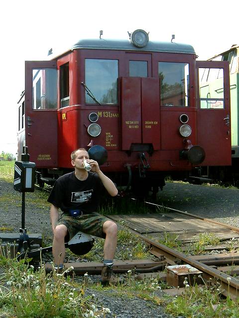 foto č. 024 - Dáda s plechovkou piva na vyhýbce  připíjí Hurvínkovi k padesátinám.
