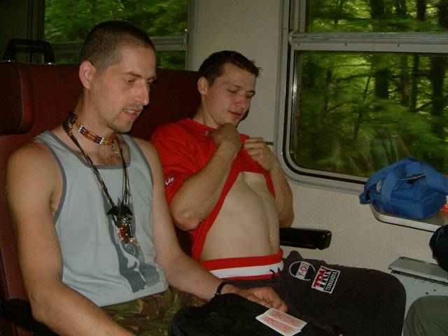 foto č. 037 - Lukáš počítá ve vlaku klíšťata.
