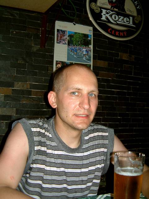 foto č. 013 - Orosený Dáda u oroseného piva v bohušovské hospodě.
