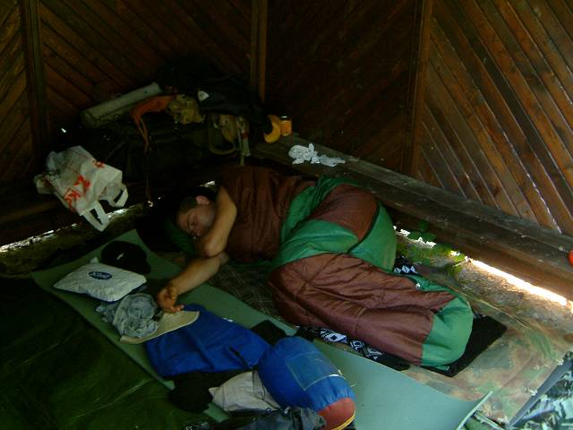 foto č. 004 - Tady platí přímá úměra - tvrdá podlaha = tvrdý spánek.
