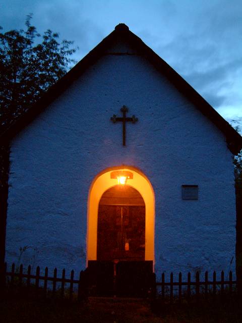 foto č. 031 - Svíčkou osvětlená kaplička v noci.
