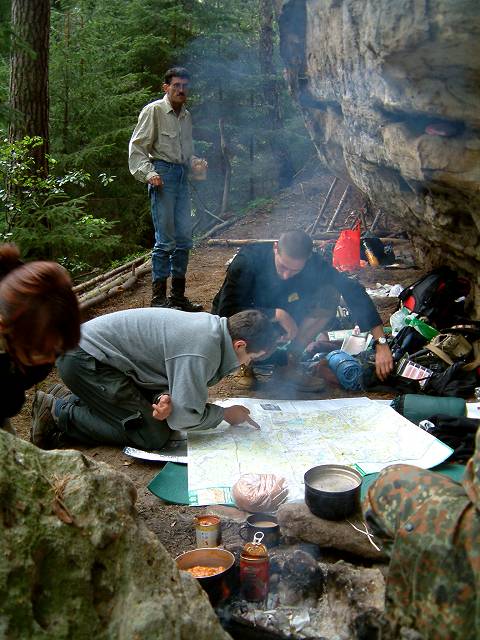 foto č. 003 - Zas tak často se nestává aby ráno uprostřed lesa zakokrhal kohout. Michal študuje v mapě, kudy půjdeme dál. Na Ronov nebo do Hradčanských stěn?
