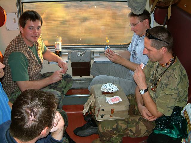 foto č. 001 - Ve vlaku do Mělníka.Vašek se občerstvuje pivem, Hary francovkou.    
