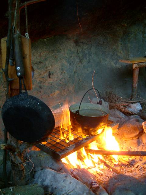 foto č. 013 - Lachout vaří hruškový čaj.
